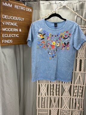 Sabaku Artwear Light Blue Tee with Multicolor Bird & Floral Graphic | Small